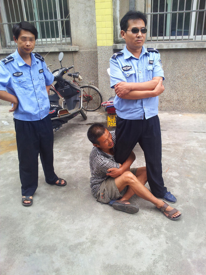 Sự hách dịch và vô cảm của "lực lượng chức năng" cấp phường ở các đô thị lớn Trung Quốc là nỗi kinh hoàng đối với những người buôn bán nhỏ, dân lao động ngoại tỉnh Sự hách dịch và vô cảm của "lực lượng chức năng" cấp phường ở các đô thị lớn Trung Quốc là nỗi kinh hoàng đối với những người buôn bán nhỏ, dân lao động ngoại tỉnh