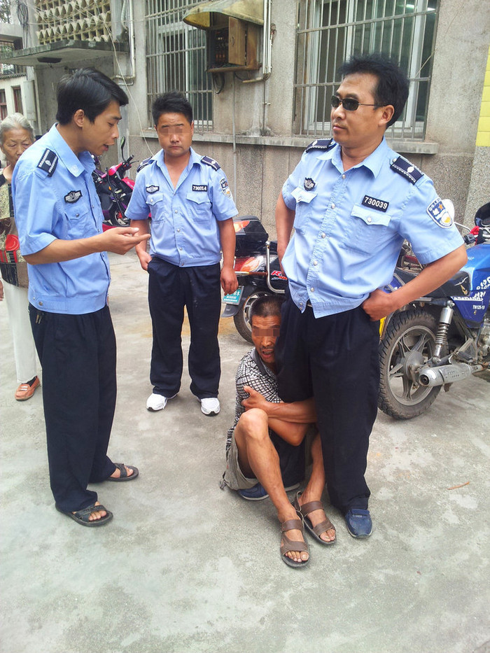 Cả đội dân phòng được phen vênh mặt Cả đội dân phòng được phen vênh mặt