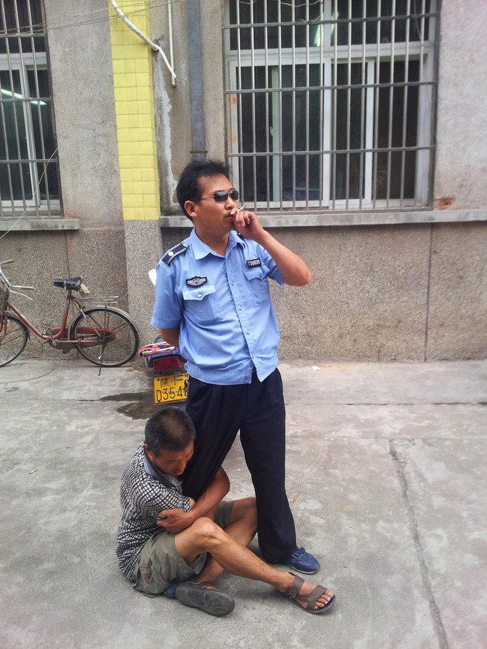 Mặt vểnh lên trời, phì phèo thuốc lá, một cảnh tượng tưởng chừng chỉ có trong thời phong kiến Mặt vểnh lên trời, phì phèo thuốc lá, một cảnh tượng tưởng chừng chỉ có trong thời phong kiến