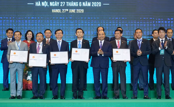 Thủ tướng trao giấy chứng nhận đầu tư. Ảnh: VGP Thủ tướng trao giấy chứng nhận đầu tư. Ảnh: VGP