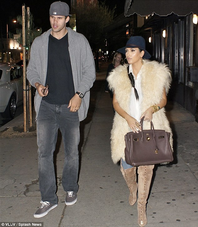 Cặp đôi vẫn xuất hiện bên nhau 1 ngày trước khi đệ đơn ly dị.