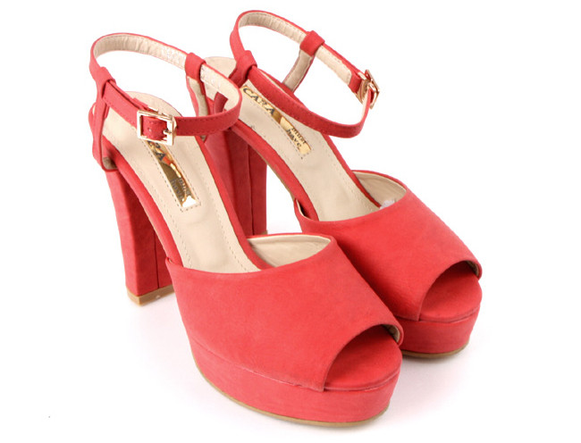 Đôi sandal này nhìn qua có kiểu dáng khá cục mịch, nhưng nó lại khiến bạn rất cá tính, nên phối hợp với kiểu váy ngắn.