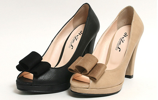 Giày có độ cao vừa phải sẽ tiện dụng cho bạn khi phải di chuyển nhiều.