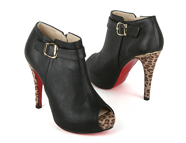 Một mẫu giày kín đáo với phần hở duy nhất ở mũi chân, thử kết hợp với quần soóc xem, hiệu quả đến không ngờ đấy.