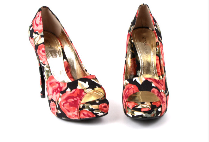 Không chỉ trang phục năm nay chuộng mốt in hoa, giày, sandal cũng không nằm ngoài xu hướng.