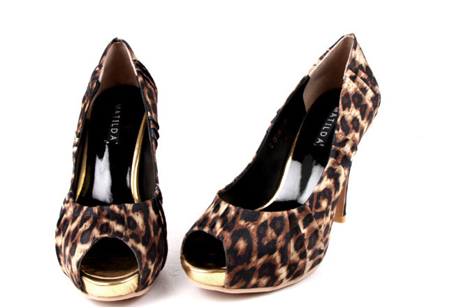 Họa tiết da báo trong ngày hè sẽ khiến bạn thêm nổi bật.