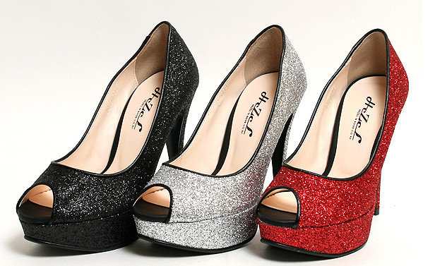 Dáng giày hở mũi đơn giản này được rất nhiều bạn gái yêu thích bởi sự tiện dụng và hợp nhiều kiểu đồ khác nhau.