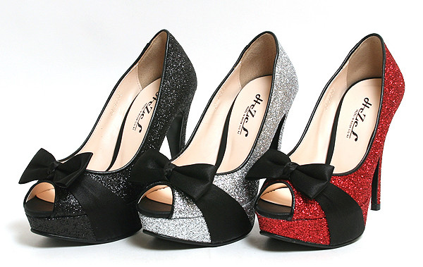 Giày có đính những hạt lấp lánh sẽ làm cho bạn trông như một công chúa.