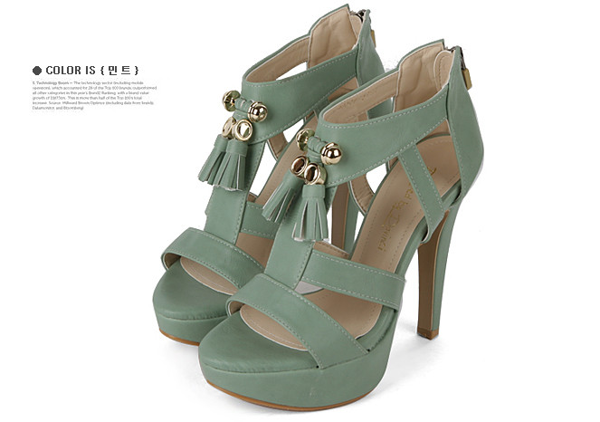 Sandal màu xanh hơi kén đồ nhưng trông nó thật ấn tượng phải không bạn!