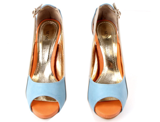 Ngay cả lớp lót cũng được thiết kết rất màu mè, bắt mắt.