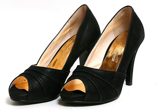 Kiểu dáng của đôi sandal này cực đơn giản nhưng khi đi vào chân lại rất tôn dáng.