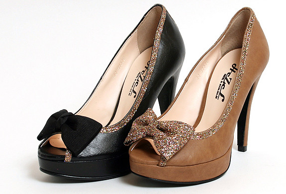 Thêm chiếc nơ xinh xắn làm cho đôi giày thêm bắt mắt.