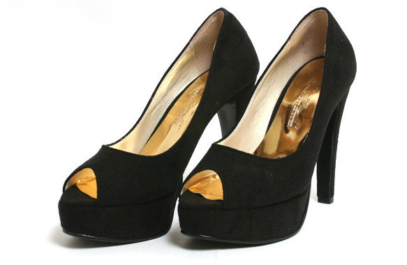 Kiểu chất liệu nhung mịn một màu không làm cho bạn cảm thấy nóng bức với kiểu dáng thanh thoát như thế này.