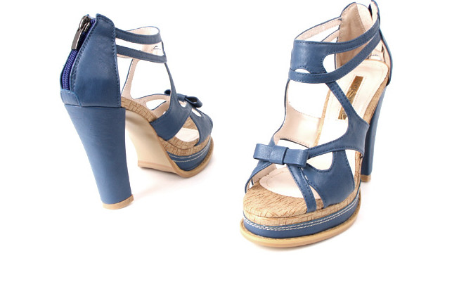 Đôi sandal này thiết kế ôm hoàn toàn bàn chân nhưng lại rất thoáng, thích hợp với những bạn gái năng động.