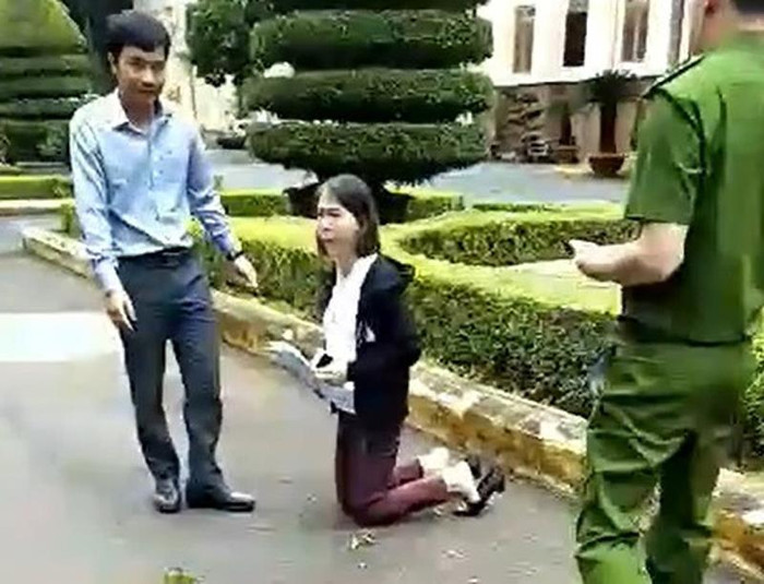 Cô giáo quỳ gối trong Ủy ban để dâng đơn cho lãnh đạo tỉnh Cô giáo quỳ gối trong Ủy ban để dâng đơn cho lãnh đạo tỉnh