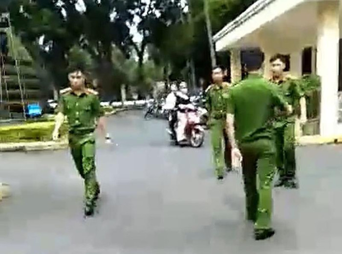 Có khá nhiều cảnh sát được huy động đến chỗ cô giáo quỳ nhưng vắng bóng cán bộ. (Ảnh cắt từ clip) Có khá nhiều cảnh sát được huy động đến chỗ cô giáo quỳ nhưng vắng bóng cán bộ. (Ảnh cắt từ clip)