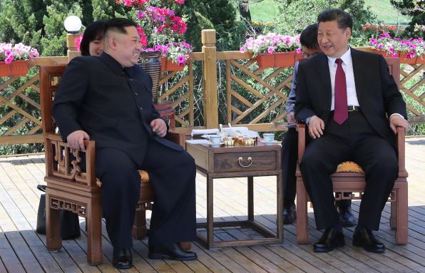 Chủ tịch Trung Quốc Tập Cận Bình và nhà lãnh đạo Triều Tiên Kim Jong-un trùng phùng chỉ sau hơn 1 tháng, ảnh: SCMP. Chủ tịch Trung Quốc Tập Cận Bình và nhà lãnh đạo Triều Tiên Kim Jong-un trùng phùng chỉ sau hơn 1 tháng, ảnh: SCMP.
