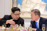 Nhà lãnh đạo Triều Tiên Kim Jong-un và Tổng thống Hàn Quốc tại cuộc gặp thượng đỉnh ngày 27/4 ở Vĩ tuyến 38. Ảnh: EER.