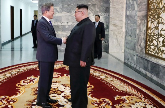 Ông Kim Jong-un đón Tổng thống Hàn Quốc Moon Jae-in tại tòa nhà Thống nhất phía Bắc Vĩ tuyến 38, thuộc lãnh thổ Triều Tiên. Ảnh: AP. Ông Kim Jong-un đón Tổng thống Hàn Quốc Moon Jae-in tại tòa nhà Thống nhất phía Bắc Vĩ tuyến 38, thuộc lãnh thổ Triều Tiên. Ảnh: AP.