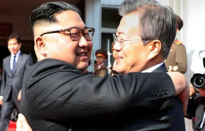 Nhà lãnh đạo Triều Tiên Kim Jong-un và Tổng thống Hàn Quốc vui vẻ ôm hôn trước khi chia tay, dấu hiệu cho thấy hội nghị đã thành công, theo Yonhap. Ảnh: SCMP. Nhà lãnh đạo Triều Tiên Kim Jong-un và Tổng thống Hàn Quốc vui vẻ ôm hôn trước khi chia tay, dấu hiệu cho thấy hội nghị đã thành công, theo Yonhap. Ảnh: SCMP.