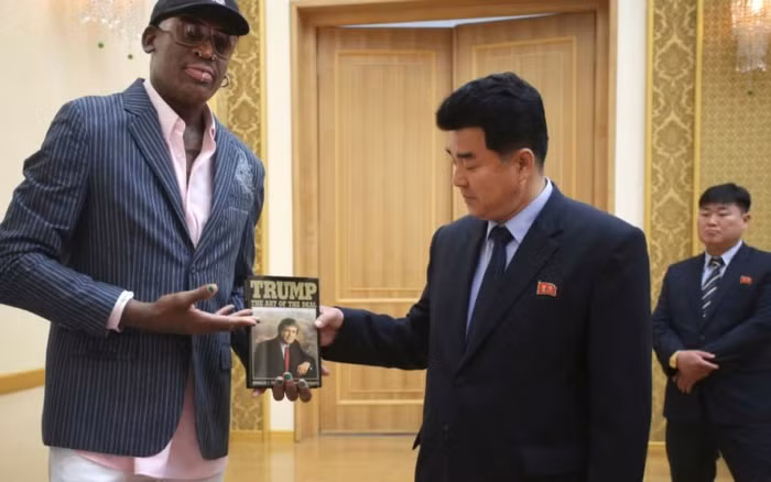Dennis Rodman đã tặng ông Kim Jong-un một cuốn "Nghệ thuật đàm phán", ảnh: smithsdaily.com.