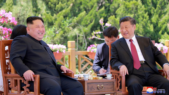 Nhà lãnh đạo Triều Tiên Kim Jong-un và Chủ tịch Trung Quốc Tập Cận Bình tại Đại Liên hôm 7/5, ảnh: KCNA. Nhà lãnh đạo Triều Tiên Kim Jong-un và Chủ tịch Trung Quốc Tập Cận Bình tại Đại Liên hôm 7/5, ảnh: KCNA.