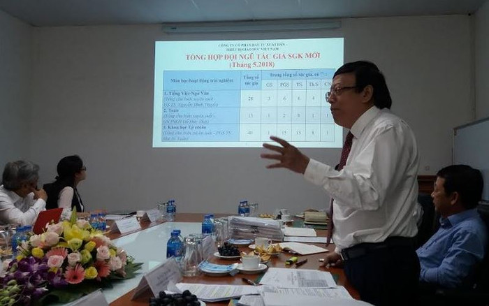 Trong buổi báo cáo Đoàn giám sát ngày 7/5, ông Ngô Trần Ái có "xin vài phút chiếu danh sách đội ngũ tác giả biên soạn sách giáo khoa của VEPIC tính đến tháng 5/2018", đứng đầu là Giáo sư Nguyễn Minh Thuyết. Ảnh: GDVN. Trong buổi báo cáo Đoàn giám sát ngày 7/5, ông Ngô Trần Ái có "xin vài phút chiếu danh sách đội ngũ tác giả biên soạn sách giáo khoa của VEPIC tính đến tháng 5/2018", đứng đầu là Giáo sư Nguyễn Minh Thuyết. Ảnh: GDVN.