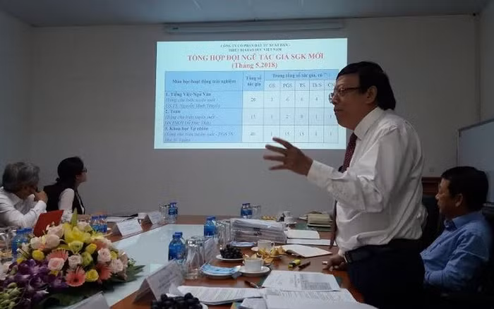 Trong buổi báo cáo Đoàn giám sát ngày 7/5, ông Ngô Trần Ái có "xin vài phút chiếu danh sách đội ngũ tác giả biên soạn sách giáo khoa của VEPIC tính đến tháng 5/2018", đứng đầu là Giáo sư Nguyễn Minh Thuyết. Ảnh: GDVN.