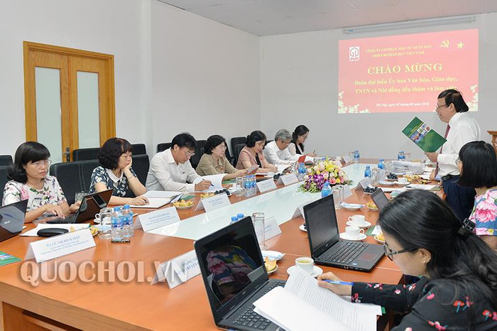 Chủ tịch Hội đồng Quản trị Công ty Cổ phần Đầu tư xuất bản - thiết bị giáo dục Việt Nam Ngô Trần Ái báo cáo việc tham gia tổ chức biên soạn sách giáo khoa phổ thông theo Nghị quyết 88 của Quốc hội. Ảnh: Trọng Quỳnh / quochoi.vn. Chủ tịch Hội đồng Quản trị Công ty Cổ phần Đầu tư xuất bản - thiết bị giáo dục Việt Nam Ngô Trần Ái báo cáo việc tham gia tổ chức biên soạn sách giáo khoa phổ thông theo Nghị quyết 88 của Quốc hội. Ảnh: Trọng Quỳnh / quochoi.vn.