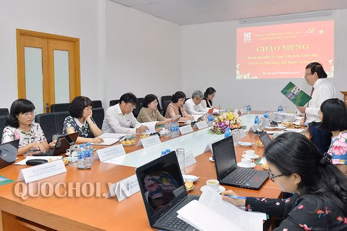 Chủ tịch Hội đồng Quản trị Công ty Cổ phần Đầu tư xuất bản - thiết bị giáo dục Việt Nam Ngô Trần Ái báo cáo việc tham gia tổ chức biên soạn sách giáo khoa phổ thông theo Nghị quyết 88 của Quốc hội. Ảnh: Trọng Quỳnh / quochoi.vn.