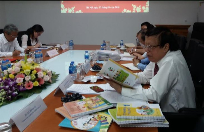 Ông Ngô Trần Ái và chồng bản thảo sách giáo khoa mới đã biên soạn xong và giới thiệu với Đoàn giám sát của Ủy ban Văn hóa, Giáo dục, Thanh niên, Thiếu niên và Nhi đồng hôm 7/5, ảnh: GDVN. Ông Ngô Trần Ái và chồng bản thảo sách giáo khoa mới đã biên soạn xong và giới thiệu với Đoàn giám sát của Ủy ban Văn hóa, Giáo dục, Thanh niên, Thiếu niên và Nhi đồng hôm 7/5, ảnh: GDVN.