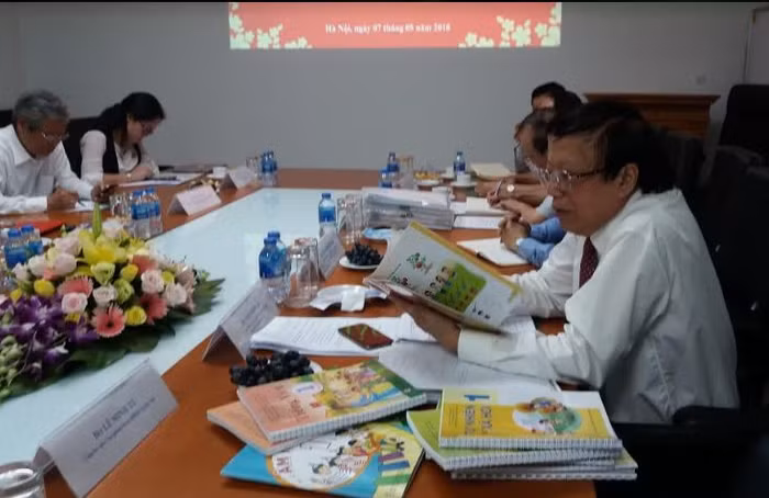 Ông Ngô Trần Ái và chồng bản thảo sách giáo khoa mới đã biên soạn xong và giới thiệu với Đoàn giám sát của Ủy ban Văn hóa, Giáo dục, Thanh niên, Thiếu niên và Nhi đồng hôm 7/5, ảnh: GDVN.