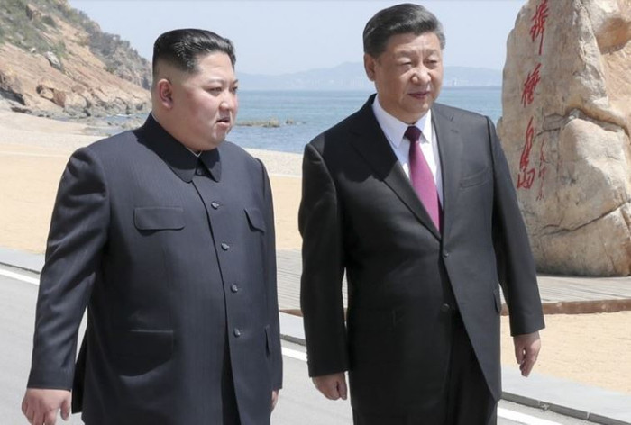 Ông Kim Jong-un và ông Tập Cận Bình đi dạo trên bãi biển, ảnh: SCMP. Ông Kim Jong-un và ông Tập Cận Bình đi dạo trên bãi biển, ảnh: SCMP.