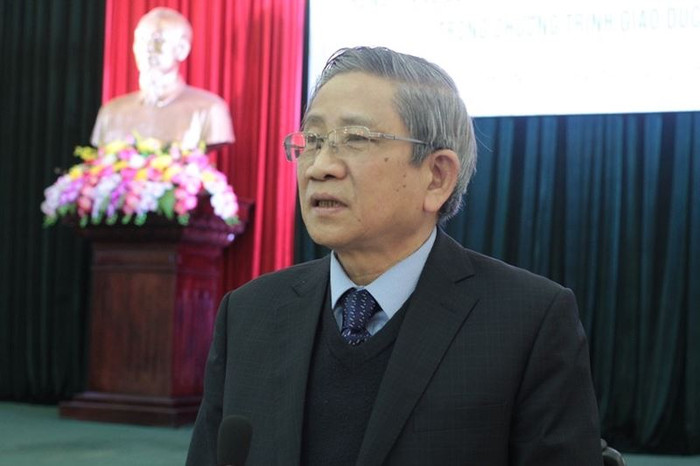 Ngày 19/1 Giáo sư Nguyễn Minh Thuyết, Tổng chủ biên chương trình tổng thể nói với báo giới: "Tôi chưa thể trả lời câu hỏi về tiến độ làm bộ sách giáo khoa của Bộ Giáo dục. Hiện chương trình chức chưa được ban hành thì chưa thể khởi động biên soạn". (Ảnh: Thùy Linh) Ngày 19/1 Giáo sư Nguyễn Minh Thuyết, Tổng chủ biên chương trình tổng thể nói với báo giới: "Tôi chưa thể trả lời câu hỏi về tiến độ làm bộ sách giáo khoa của Bộ Giáo dục. Hiện chương trình chức chưa được ban hành thì chưa thể khởi động biên soạn". (Ảnh: Thùy Linh)
