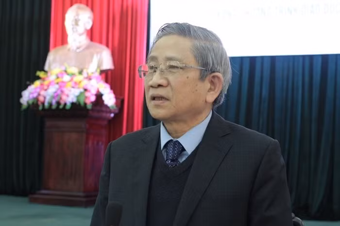 Ngày 19/1 Giáo sư Nguyễn Minh Thuyết, Tổng chủ biên chương trình tổng thể nói với báo giới: "Tôi chưa thể trả lời câu hỏi về tiến độ làm bộ sách giáo khoa của Bộ Giáo dục. Hiện chương trình chức chưa được ban hành thì chưa thể khởi động biên soạn". (Ảnh: Thùy Linh)