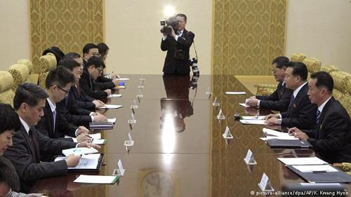 Triều Tiên tiếp ông Tống Đào và phái đoàn đại biểu cấp cao Trung Quốc tháng 11/2017 sang thông báo kết quả Đại hội 19 được nhà bình luận Hàng Tử Nha miêu tả trên Đa Chiều là "một cốc nước lọc trên bàn cũng không có", ảnh: DW. Triều Tiên tiếp ông Tống Đào và phái đoàn đại biểu cấp cao Trung Quốc tháng 11/2017 sang thông báo kết quả Đại hội 19 được nhà bình luận Hàng Tử Nha miêu tả trên Đa Chiều là "một cốc nước lọc trên bàn cũng không có", ảnh: DW.