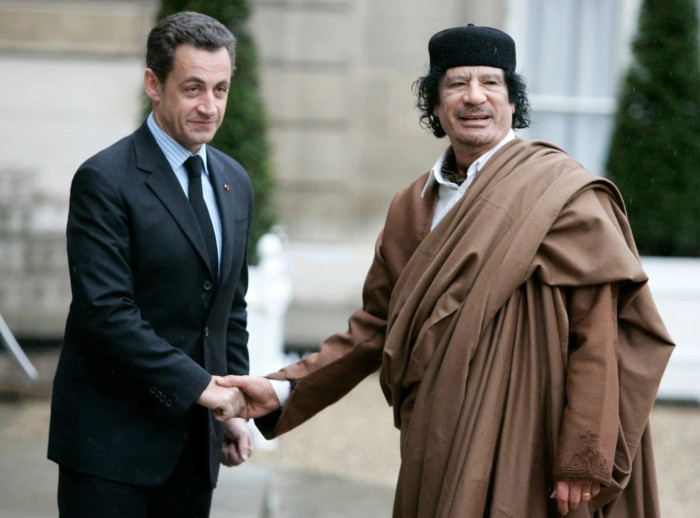 Ngày 10/12/2007 Tổng thống Pháp Nicolas Sarkozy còn chào đón Đại tá Moammar Gaddafi tại Điện Elysee ở Paris, 4 năm sau ông Sarkozy đã đứng sau vụ can thiệp quân sự vào Libya dẫn đến Gaddafi bị lật đổ và bị hành quyết. Ảnh: The Washington Post. Ngày 10/12/2007 Tổng thống Pháp Nicolas Sarkozy còn chào đón Đại tá Moammar Gaddafi tại Điện Elysee ở Paris, 4 năm sau ông Sarkozy đã đứng sau vụ can thiệp quân sự vào Libya dẫn đến Gaddafi bị lật đổ và bị hành quyết. Ảnh: The Washington Post.