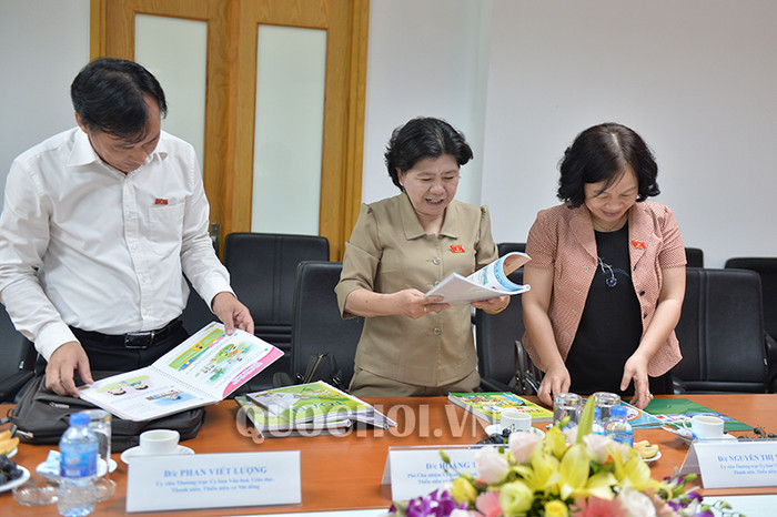 Đoàn khảo sát tham khảo bộ sách giáo khoa mới mà Công ty Cổ phần Đầu tư xuất bản - thiết bị giáo dục Việt Nam biên soạn, in ấn. Nguồn: quochoi.vn. Đoàn khảo sát tham khảo bộ sách giáo khoa mới mà Công ty Cổ phần Đầu tư xuất bản - thiết bị giáo dục Việt Nam biên soạn, in ấn. Nguồn: quochoi.vn.