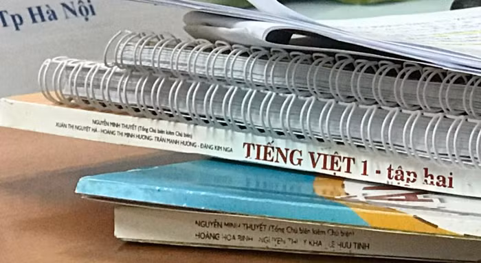 Ảnh chụp chồng bản thảo sách giáo khoa ông Ngô Trần Ái giới thiệu với Đoàn giám sát hôm 7/5, gáy 2 cuốn sách Tiếng Việt lớp 1 tập 1, Tiếng Việt lớp 1 tập 2 đều ghi Nguyễn Minh Thuyết (Tổng chủ biên kiêm chủ biên). Ảnh: GDVN.