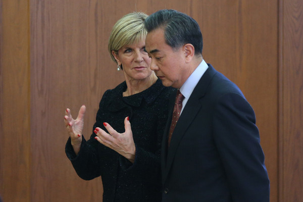 Ngoại trưởng Australia Julie Bishop trao đổi với người đồng cấp Trung Quốc Vương Nghị, ảnh: Zimbio. Ngoại trưởng Australia Julie Bishop trao đổi với người đồng cấp Trung Quốc Vương Nghị, ảnh: Zimbio.
