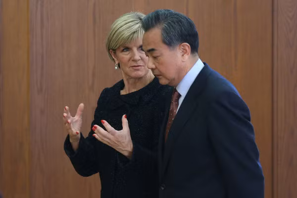 Ngoại trưởng Australia Julie Bishop trao đổi với người đồng cấp Trung Quốc Vương Nghị, ảnh: Zimbio.