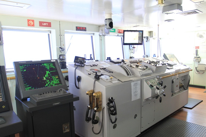 Khu vực buồng lái của tàu bệnh viện USNS Mercy (T-AH-19) Khu vực buồng lái của tàu bệnh viện USNS Mercy (T-AH-19)