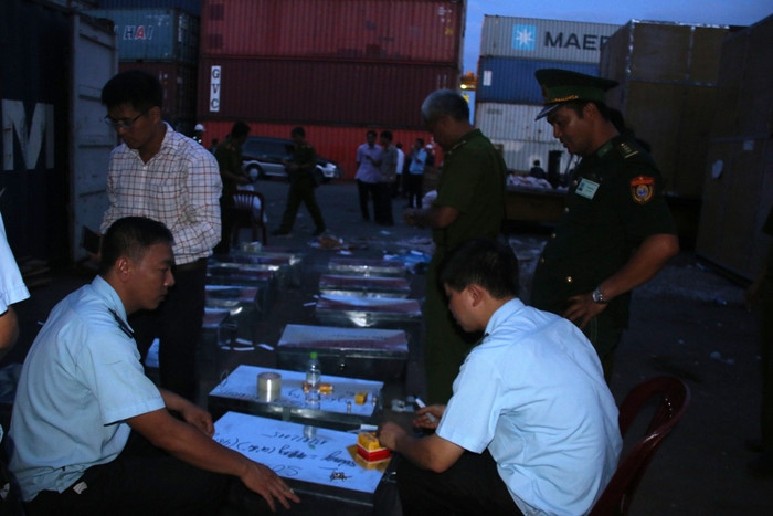 Lực lượng chức năng đang tiến hành bắt giữ số lượng ngà voi, sừng tê giác nhập lậu vào Việt Nam tại cảng Tiên Sa, Đà Nẵng. Ảnh T.L Lực lượng chức năng đang tiến hành bắt giữ số lượng ngà voi, sừng tê giác nhập lậu vào Việt Nam tại cảng Tiên Sa, Đà Nẵng. Ảnh T.L