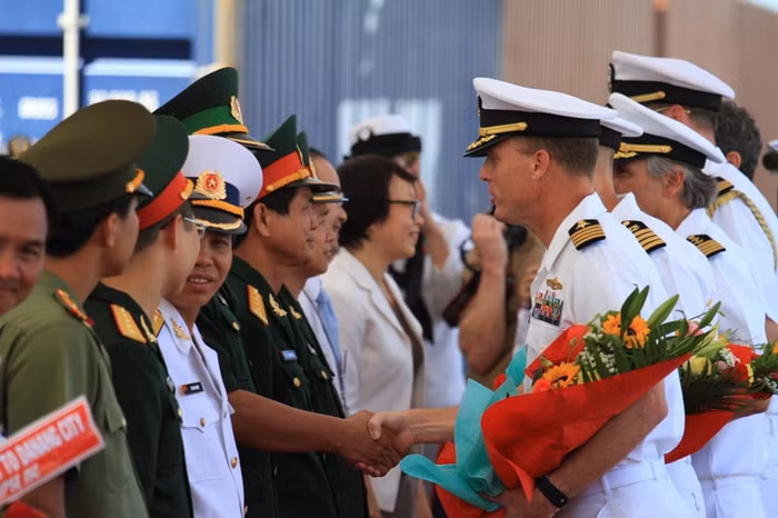 Lễ đón đã được tổ chức long trọng ngay tại cầu cảng Tiên Sa.