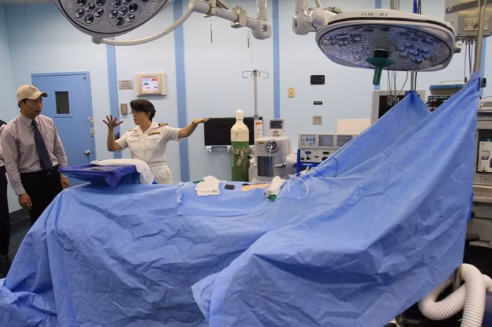 Khu vực phẫu thuật cho bệnh nhân. Từ tháng 6/2015 đến nay, tàu bệnh viện USNS Mercy (T-AH-19) đã phẫu thuật cho hơn 600 bệnh nhân ở khu vực phẫu thuật này...