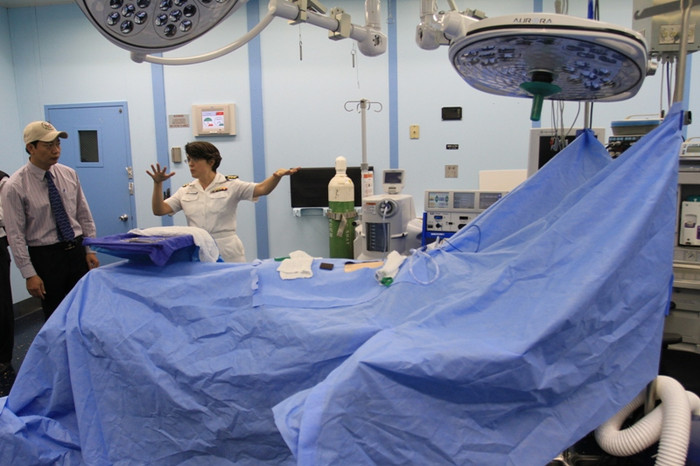 Khu vực phẫu thuật cho bệnh nhân. Từ tháng 6/2015 đến nay, tàu bệnh viện USNS Mercy (T-AH-19) đã phẫu thuật cho hơn 600 bệnh nhân ở khu vực phẫu thuật này... Khu vực phẫu thuật cho bệnh nhân. Từ tháng 6/2015 đến nay, tàu bệnh viện USNS Mercy (T-AH-19) đã phẫu thuật cho hơn 600 bệnh nhân ở khu vực phẫu thuật này...