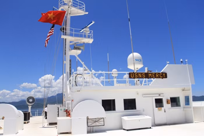 Phía trên tàu bệnh viện USNS Mercy (T-AH-19).