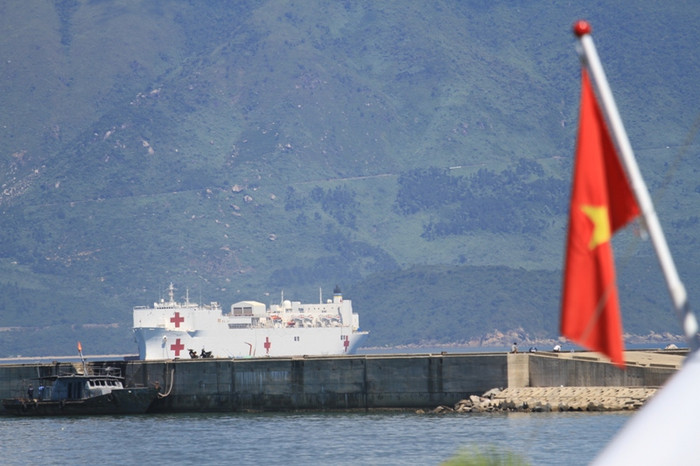 Khoảng 8h30 cùng ngày, tàu cao tốc USNS Millinocket (JHSV 3) cập cảng Tiên Sa (Đà Nẵng). Còn tàu bệnh viện USNS Mercy (T-AH-19) neo đậu ngoài Vịnh Đà Nẵng. Khoảng 8h30 cùng ngày, tàu cao tốc USNS Millinocket (JHSV 3) cập cảng Tiên Sa (Đà Nẵng). Còn tàu bệnh viện USNS Mercy (T-AH-19) neo đậu ngoài Vịnh Đà Nẵng.