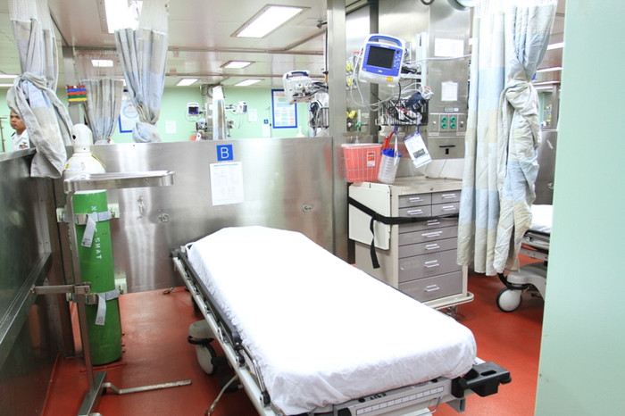 Giường bệnh ở nơi tiếp nhận bệnh nhân đầu tiên trên tàu. Khi xảy ra sự cố thảm họa, đây là nơi tiếp nhận cùng lúc hàng trăm bệnh nhân, từ đó sẽ chuyển đi các nơi khác để chữa trị. Giường bệnh ở nơi tiếp nhận bệnh nhân đầu tiên trên tàu. Khi xảy ra sự cố thảm họa, đây là nơi tiếp nhận cùng lúc hàng trăm bệnh nhân, từ đó sẽ chuyển đi các nơi khác để chữa trị.