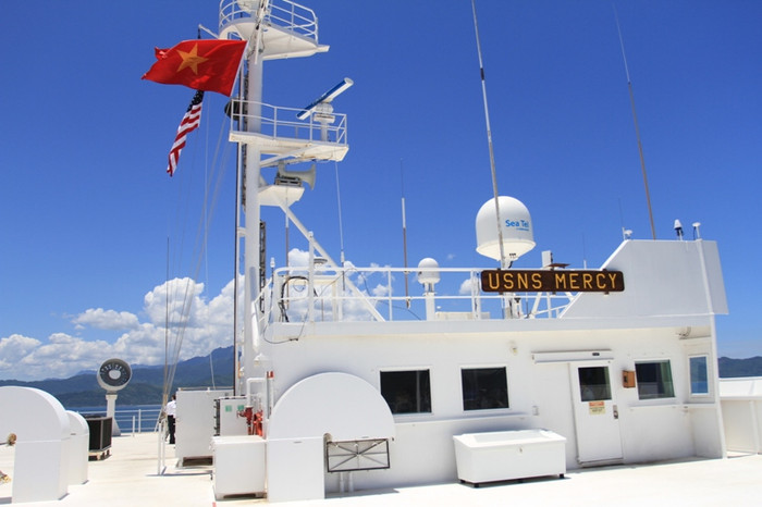 Phía trên tàu bệnh viện USNS Mercy (T-AH-19). Phía trên tàu bệnh viện USNS Mercy (T-AH-19).